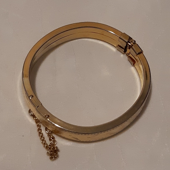 Vintage Clamp Bracelet With Safety Chain Lock, Gold Tone Megerments are in photo - Picture 9 of 9